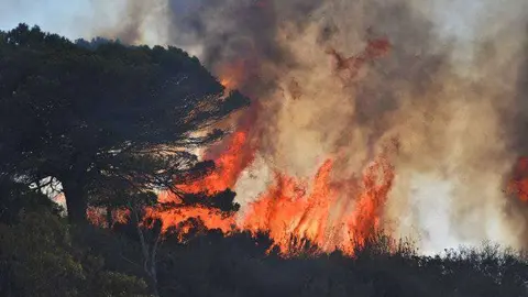 Las-llamas-alcanzaron-varios-metros-de-altura