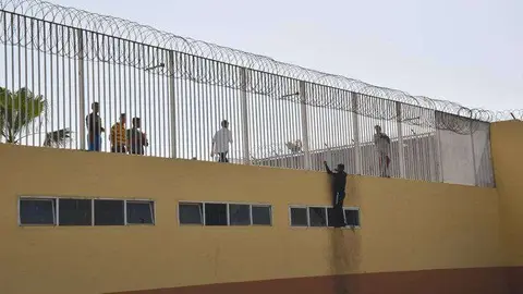 Menores-en-las-vallas-de-acceso-puerto-(48)