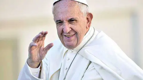 VATICANO (VATICANO) 05/10/2016.- El papa Francisco saluda a su llegada a la audiencia general de los mi&eacute;rcoles en la plaza de San Pedro en el Vaticano hoy, 5 de octubre de 2016. EFE/Giorgio Onorati