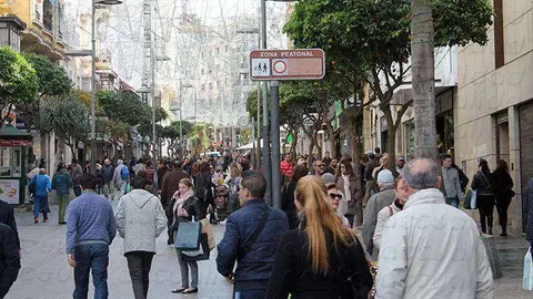 gente en el paseo revell&iacute;n