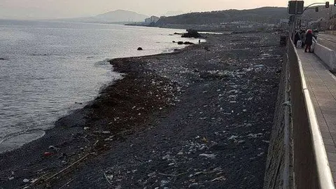 playa tarajal suciedad