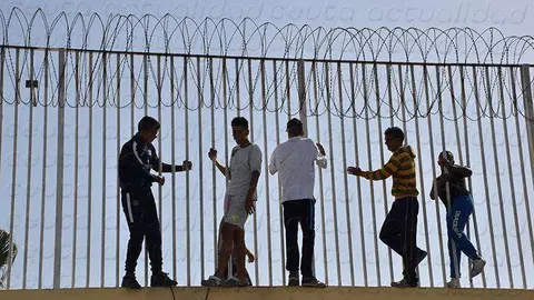 Menores en las vallas de acceso puerto (44)
