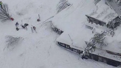 Hotel Rigopiano en Italia sepultado por la nieve.