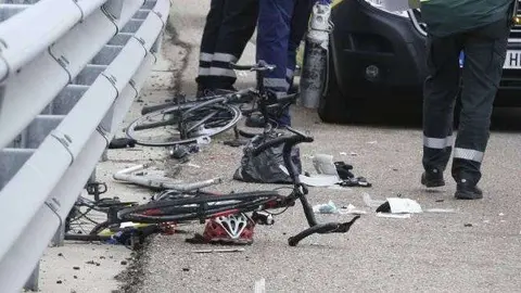 Dos ciclistas han resultado heridos tras ser atropellados por un veh&iacute;culo en la va 30  sentido burgos gvillamil