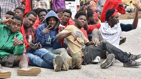 Migrantes, tras un salto a la valla en 2016 (C.A./ARCHIVO)