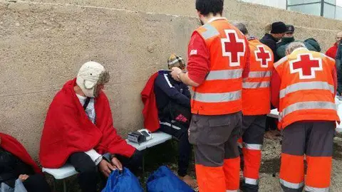 Voluntarios de la Cruz Roja atienden a 9 varones que iban en una patera en el puerto de Torrevieja. | Cruz Roja