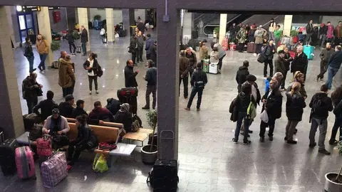 estaci&oacute;n mar&iacute;tima ALGECIRAS gente esperando ok