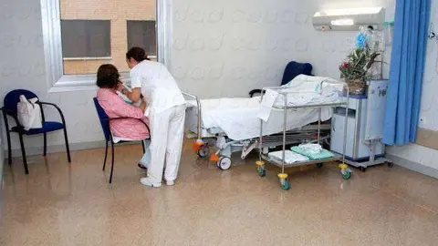 Una paciente es atendida por una enfermera en el Hospital Universitario (C.A./ARCHIVO)