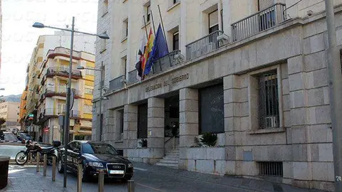 delegaci&oacute;n bandera media asta atentado londres 22 marzo