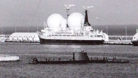 BUQUE CIENT&Iacute;FICO RUSO ATRACADO EN CEUTA EN LOS 80