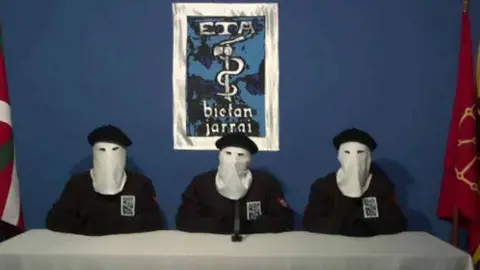 Miembros de ETA con el rostro cubierto en un v&iacute;deo propagand&iacute;stico.