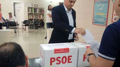 MANUEL HERNANDEZ VOTANDO