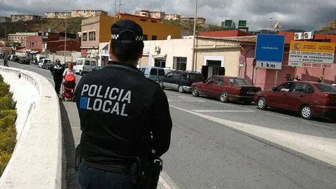 cola polic&iacute;a local