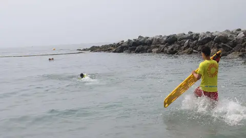 Otro socorrista se lanza al agua con una camilla