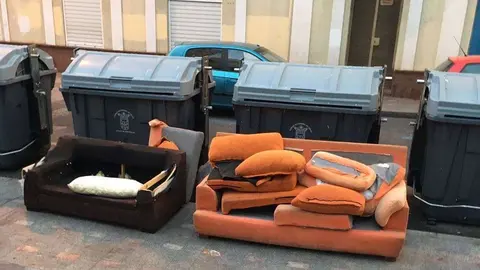 sofa en la calle