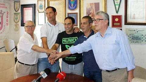 en el centro, Taconi, Chito y Rachid, entre el presidente y vicepresidente del club