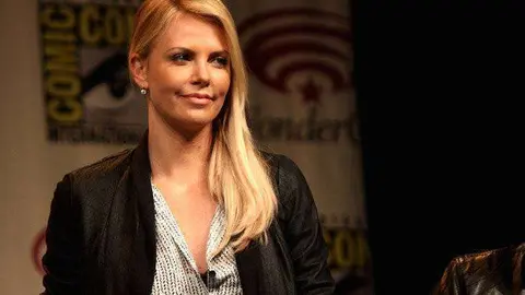 Charlize Theron, actriz sudafricana.