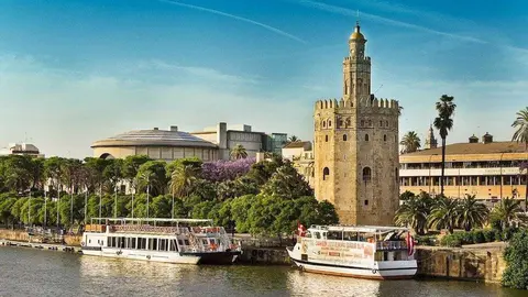 Torre del Oro de Sevilla. La ciudad en alerta m&aacute;xima de calor. / Pixabay