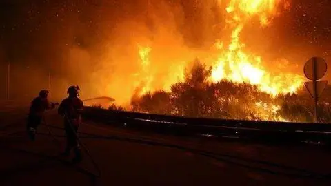 M&aacute;s de 400 bomberos trabajan por segundo d&iacute;a en un fuego en el norte de Portugal