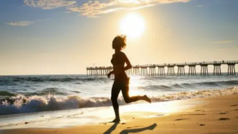 Mujer corriendo en la playa. RR SS.