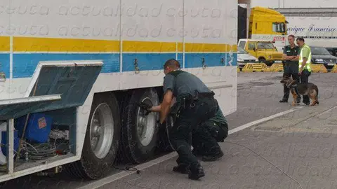 Dos agentes inspeccionan los bajos de un cami&oacute;n durante uno de los dispositivos "Fin de Feria"
