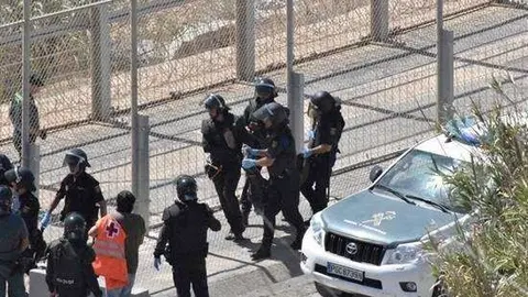 Entran en Ceuta 67 inmigrantes tras un asalto masivo a la valla fronteriza