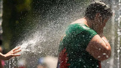 Cada vez son m&aacute;s frecuentes las olas de calor y las ciudades, por contraposici&oacute;n, disponen de menos lugares de sombra / Archivo