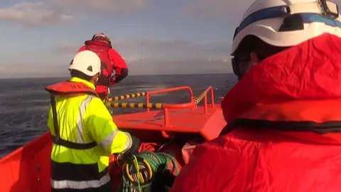 marineros a bordo de la salvamar atria
