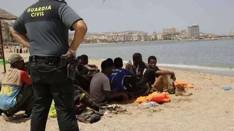 Llega a una playa de Melilla una patera con 22 inmigrantes