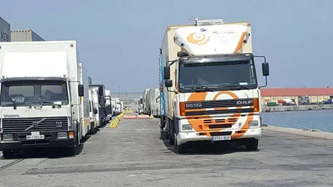 camiones de feriantes esperan a embarcar
