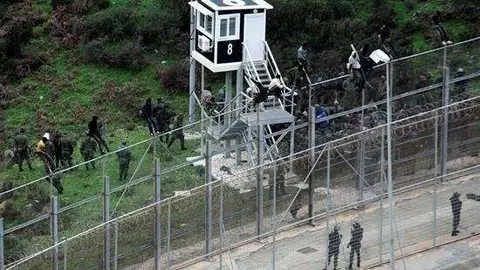 Incrementan la vigilancia nocturna en la frontera de Ceuta por los asaltos masivos