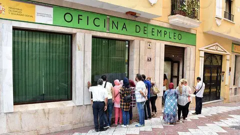 Trabajadores ante la oficina de empleo (C.A./ARCHIVO)
