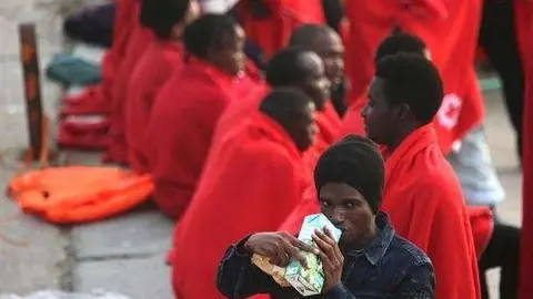 Rescatan a 14 inmigrantes en dos pateras en Tarifa (C&aacute;diz) y buscan otras