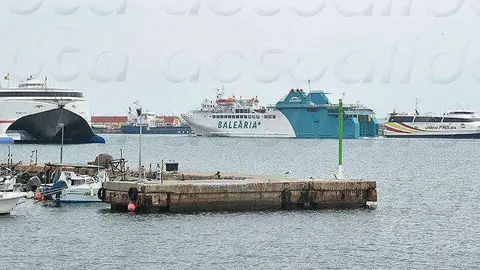 barcos en el puerto navieras frs bale&agrave;ria acciona