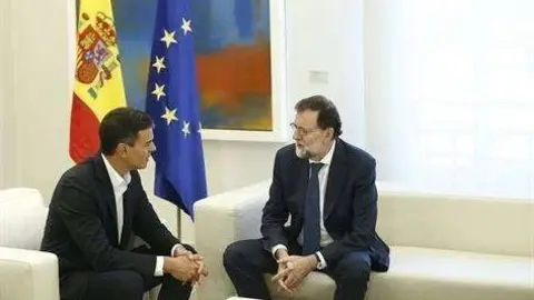 Pedro Sánchez y Mariano Rajoy. / Diego Crespo