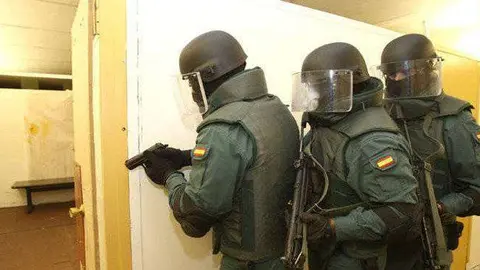 Tres miembros de los GAR (Grupo de Acci&oacute;n R&aacute;pida) de la Guardia Civil, durante un entrenamiento.