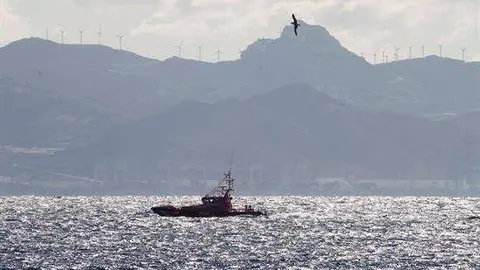 Trasladan a Tarifa a 26 inmigrantes rescatados de tres pateras en el Estrecho