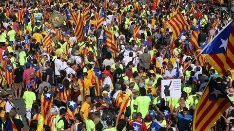 Miles de personas se suman a la marcha independentista en el centro de Barcelona