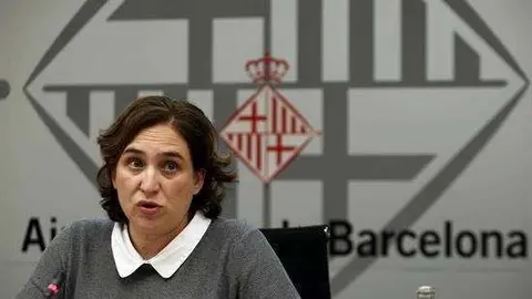 El secretario municipal dictamina que Colau no debe colaborar con el 1-O