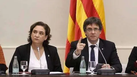Ada Colau y Carles Puigdemont. / twitter