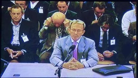 Un centenar de afectados increpa a acusados de F&oacute;rum a su entrada al juicio