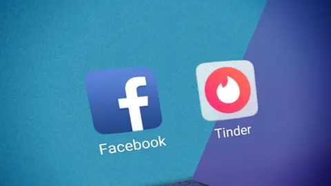Iconos de las redes sociales Facebook y Tinder. RR SS