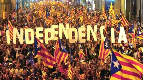 Movilizaci&oacute;n en apoyo al refer&eacute;ndum en Catalu&ntilde;a. ara.cat