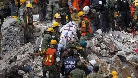 Las labores de rescate prosiguen sin descanso tras terremoto con 225 muertos