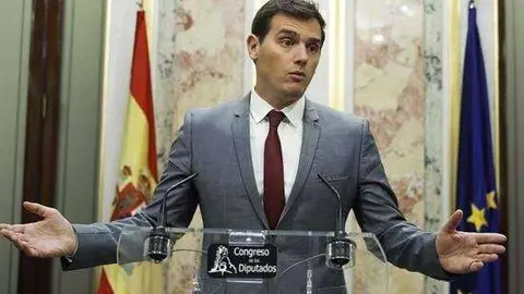 Aparecen pintadas intimidatorias contra Rivera en el comercio de sus padres