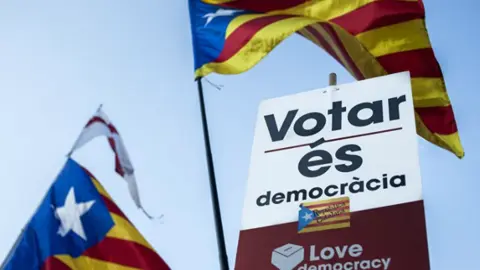 Votar refer&eacute;ndum Catalu&ntilde;a. Sputnik Mundo