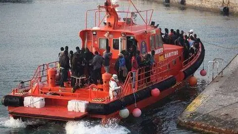 Rescatados 59 inmigrantes, 20 de ellos menores, de dos pateras en el Estrecho