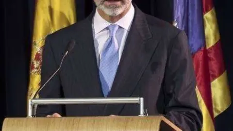 El Rey cree que el di&aacute;logo "enriquece las soluciones para resolver problemas"