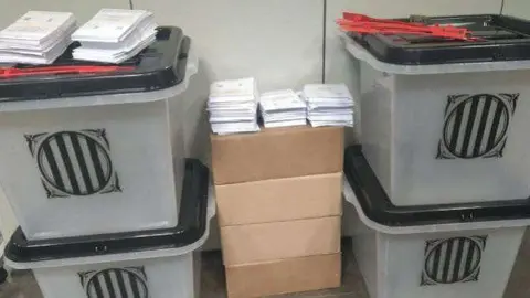 Las primeras urnas y papeletas incautadas por Polic&iacute;a Nacional, en Barcelona. | Ministerio del Interior