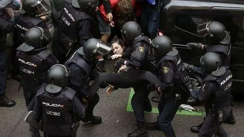 La Polic&iacute;a requisa las urnas en el colegio Ram&oacute;n Llull de Barcelona tras superar el cord&oacute;n ciudadano